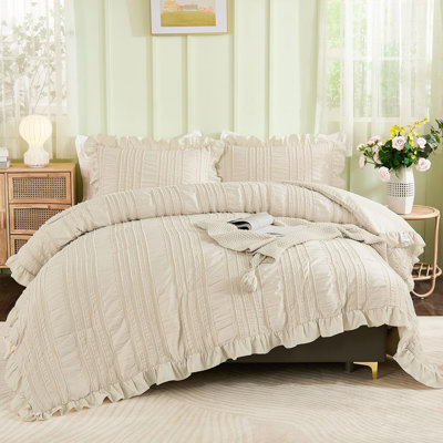 3-piece Seersucker Ruffle Tufted Comforter Set