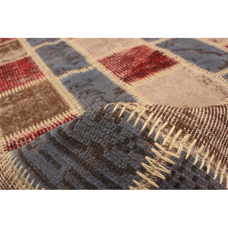 Tapis unique en laine noué à la main des années 2010 de 4 pi 7 po x 6 pi 10 po rouge / gris / beige Almada