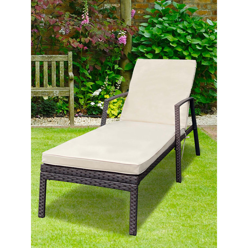 Chaise longue de patio réglable en rotin avec coussins amovibles, Beige