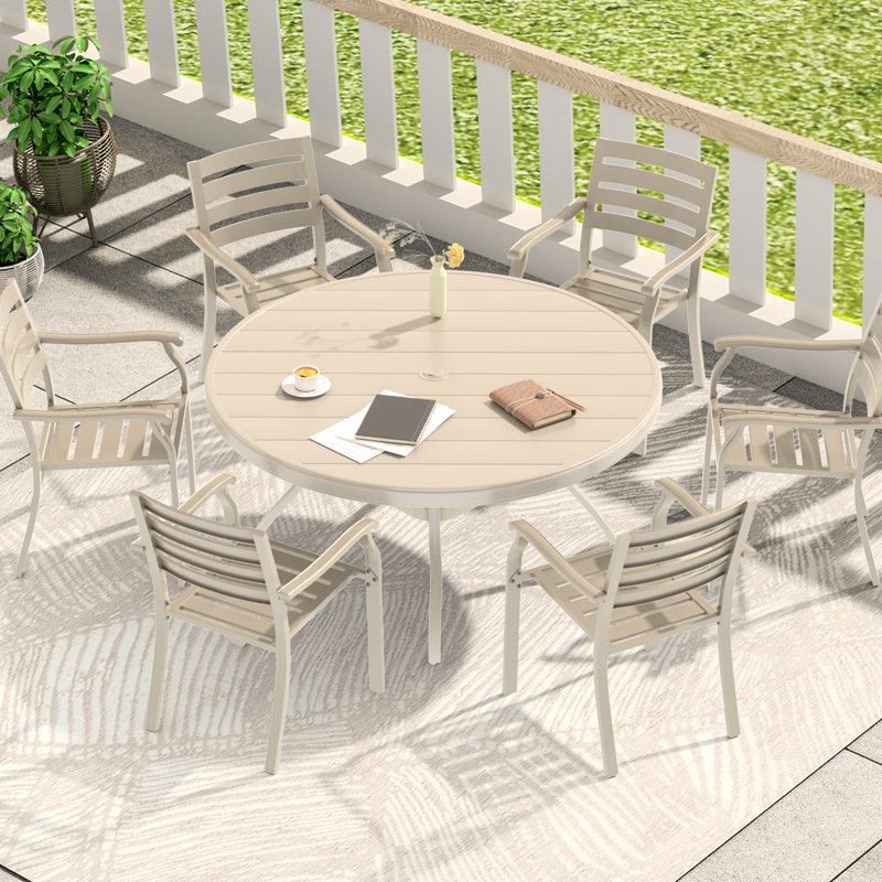 Mobilier de patio de 7 pièces avec 6 chaises empilables en métal et une table ronde de 53,64 po, finition vieillie sur les chaises, sièges faciles à nettoyer, revêtement de rouille, rangement, coloré