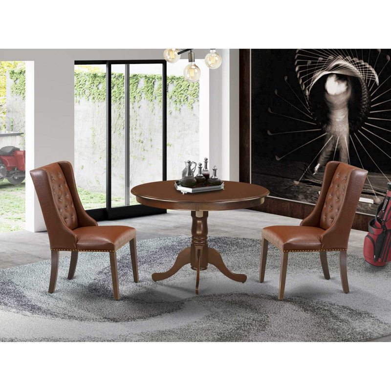 L'ensemble de mobilier de salle à manger 3 pièces comprend une table ronde avec piédestal et 2 chaises rembourrées en similicuir brun, acajou