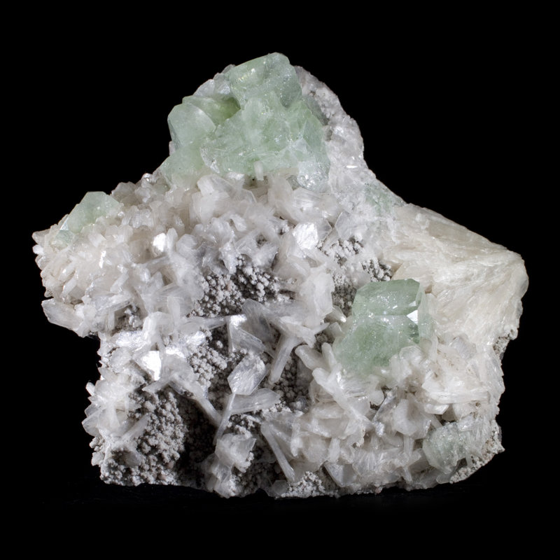 Apophyllite cubique et stilbite sur cristal calcédoine