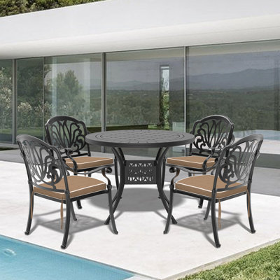Ensemble de mobilier de jardin 5 pièces en aluminium moulé, structure noire, coussins d'assise brun, sculptures raffinées, finition résistante aux intempéries, accoudoirs confortables, pieds antidérapants en aluminium, structure ornée de motifs floraux.