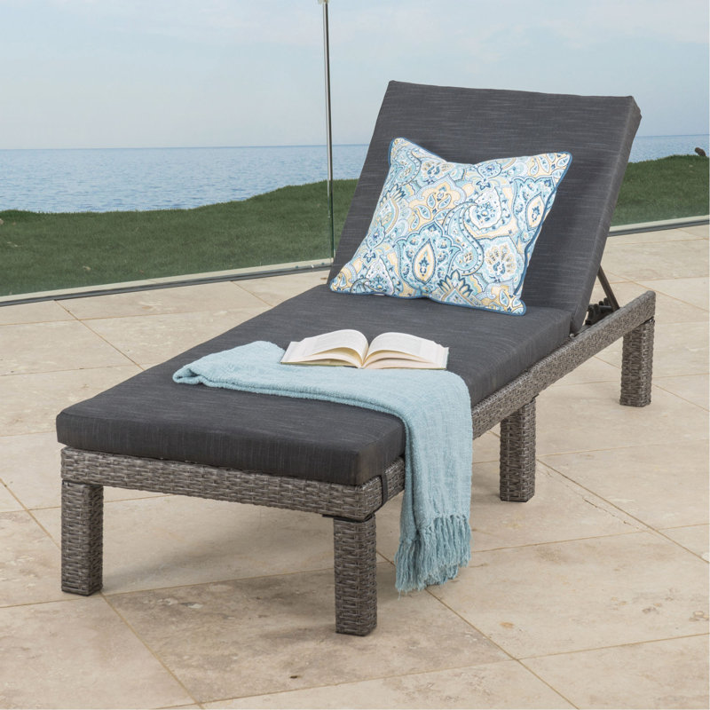 Chaise longue en osier polyvalente pour une détente toutes saisons