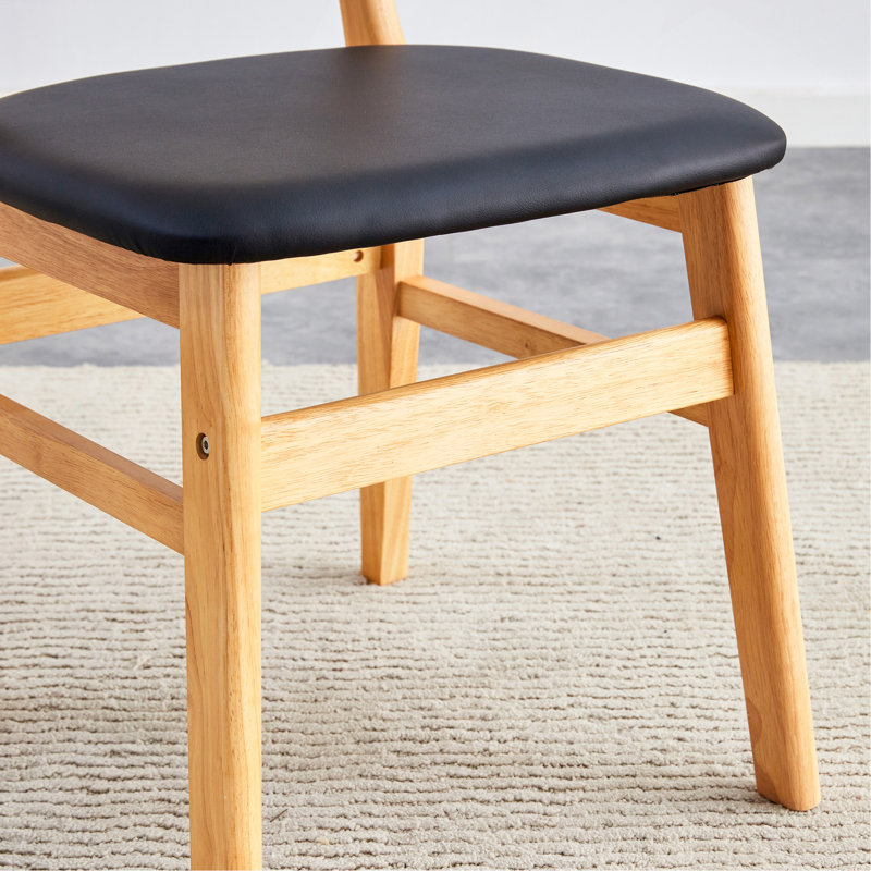 La chaise de salle à manger élégante et durable en bois massif, le petit dossier incurvé, le coussin en polyuréthane et la belle forme s'agencent parfaitement à n'importe quelle pièce et à un usage quotidien
