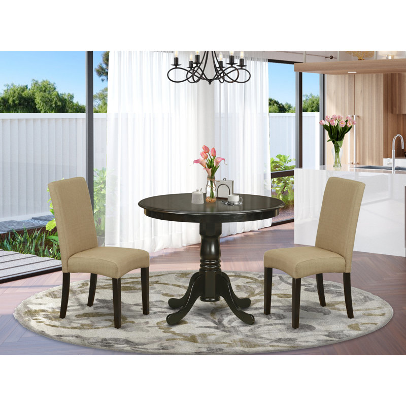 L'ensemble de table de salle à manger 3 pièces comprend une table de cuisine ronde avec piédestal et 2 chaises de salle à manger Parsons en tissu brun, 36 x 36 pouces, cappuccino
