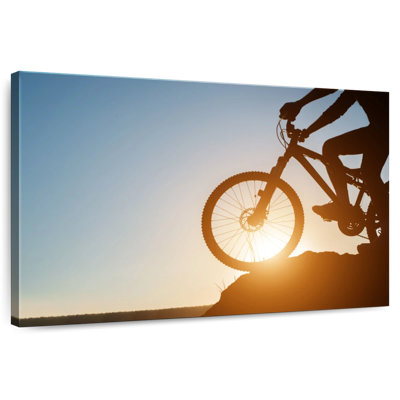 Vélo de montagne au coucher du soleil