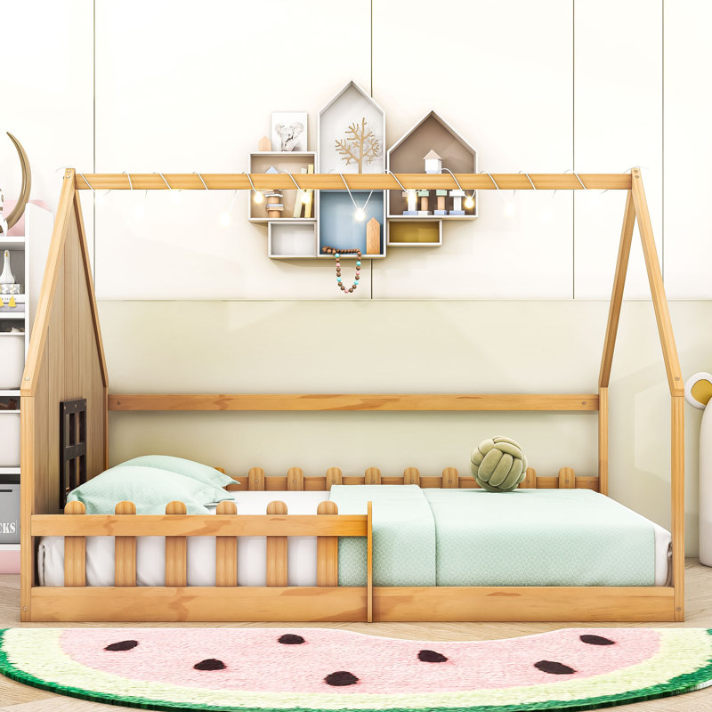 Lit double en bois avec fenêtre et clôture