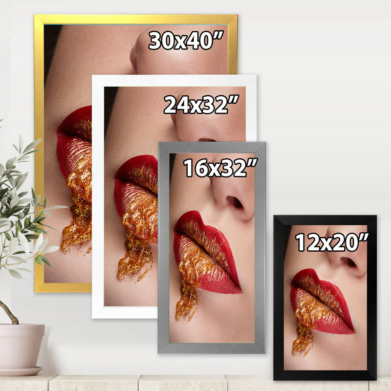Gros plan sur les lèvres avec un maquillage rouge et or - Photographie sur toile, H 32 po x l 24 po x P 1,5 po