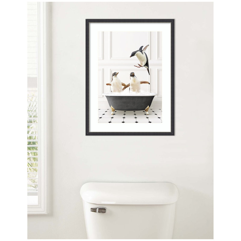 «Penguins in Classic Black and White Bath» par Amy Peterson, reproduction d'art encadrée, H 25 po x l 19 po