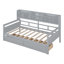 Lit de jour simple, lattes en bois massif gris, rangement de chevet et conception fonctionnelle dans un cadre soutenu, tiroirs pour tablettes-369386317-369386316