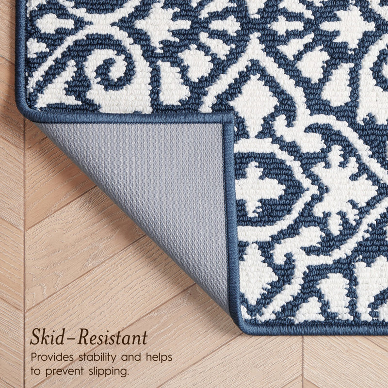 Feya Machine Woven Synthetic Damask Aera Rug in Blue/White, Rectangle 2'2" x 3'9"