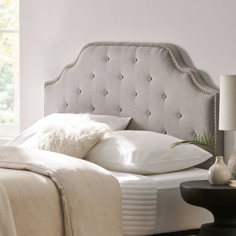 Tête de lit en tissu gris pour la chambre à coucher - grand lit double et grand lit avec coutures contemporaines à boutons de diamants et magnifique garniture cloutée