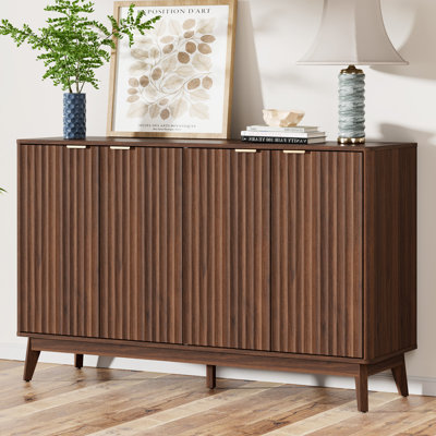 Buffet 55 po Seyla avec pieds en bois massif et 2 tablettes réglables, quatre portes cannelées courbées