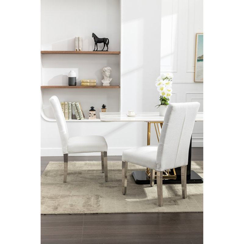 Deux chaises de salle à manger à dossier plein beige avec pieds en acier inoxydable et ressorts en forme de S, Beige
