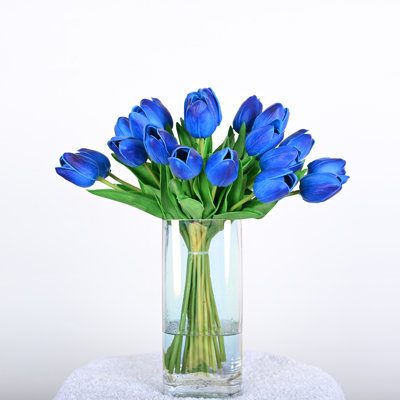 Fleurs de tulipes artificielles dans un vase avec de l'eau artificielle pour les centres de table de salle à manger, arrangement floral intérieur