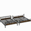 Lit superposé en métal noir au-dessus d'un grand lit double, maximise l'utilisation de l'espace pour un arrangement de couchage polyvalent