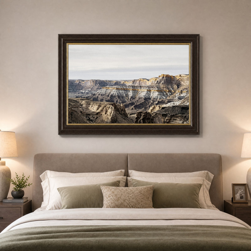 Tableau sur toile représentant un paysage de canyon stratifié avec des formations rocheuses striées, 16"H x 24"W