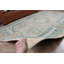 Élégant tapis turc tissé à la main avec des couleurs pastel douces et des motifs floraux uniques parfaits pour ajouter de la sophistication à votre décor