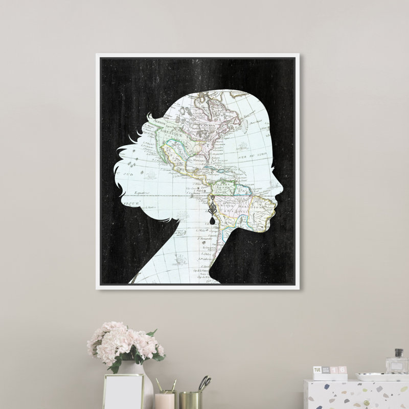 «The World Travel Girl», impression sur toile tendue, H 36 po x l 30 po, Blanc