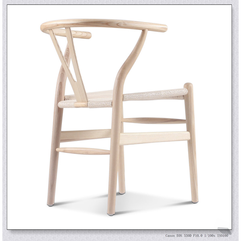 Ensemble de deux chaises triangulaires en bois de frêne massif avec dossier en Y pour le confort et la durabilité, parfait pour les intérieurs modernes et traditionnels.