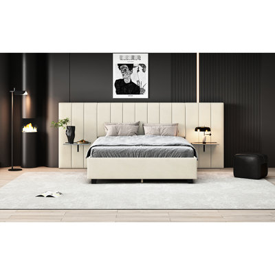 Lit confortable tapissier beige pour grand lit avec tête de lit surdimensionnée et tablettes pratiques avec rangement fonctionnel