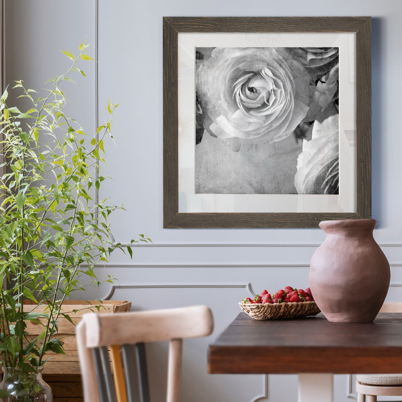 Renoncule foncé IV - cadre photo, H 35,5 po x l 35,5 po x P 1,5 po, Cadre en papier gris, Blanc