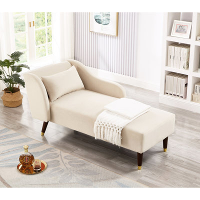 Chaise longue beige en velours avec structure stable et incurvée, couleur