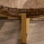 Table basse ronde, plateau en bois de sapin avec pieds en croix dorés-657075258