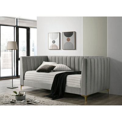 Lit de jour contemporain gris avec capitonnage à rainures, pieds en métal doré et sièges élégants de 79,65 po de longueur, pieds 32,32 de hauteur, rassemblement social