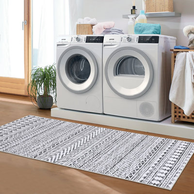 Tapis rectangulaire gris en fausse fourrure tressé à la machine Jodyann