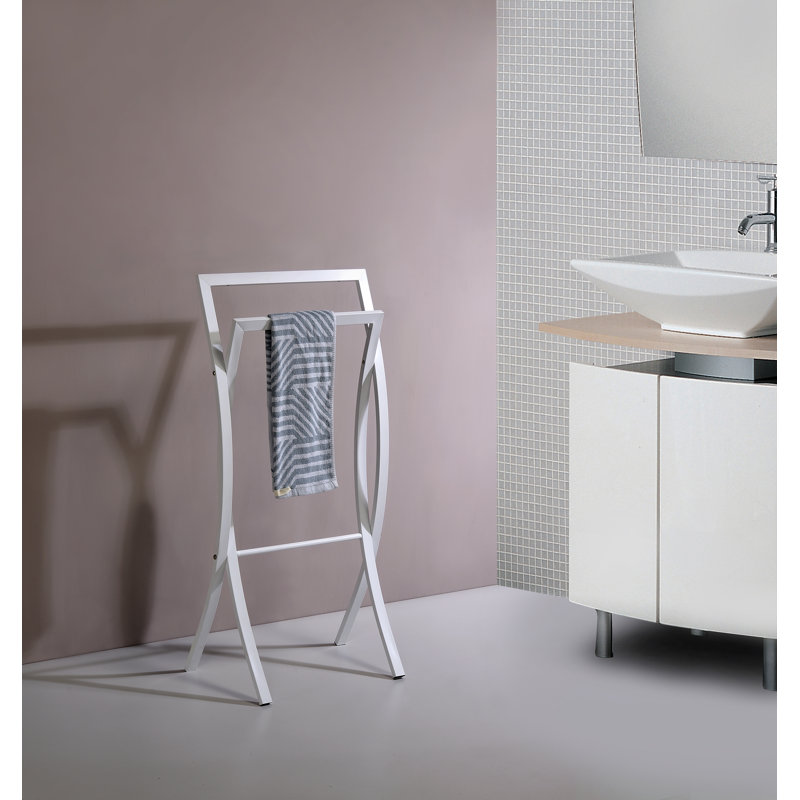 Porte-serviettes de salle de bain autoportant avec deux barres chromées et une base en métal lestée pour suspendre des serviettes de bain et des débarbouillettes dans des espaces compacts au design contemporain épuré