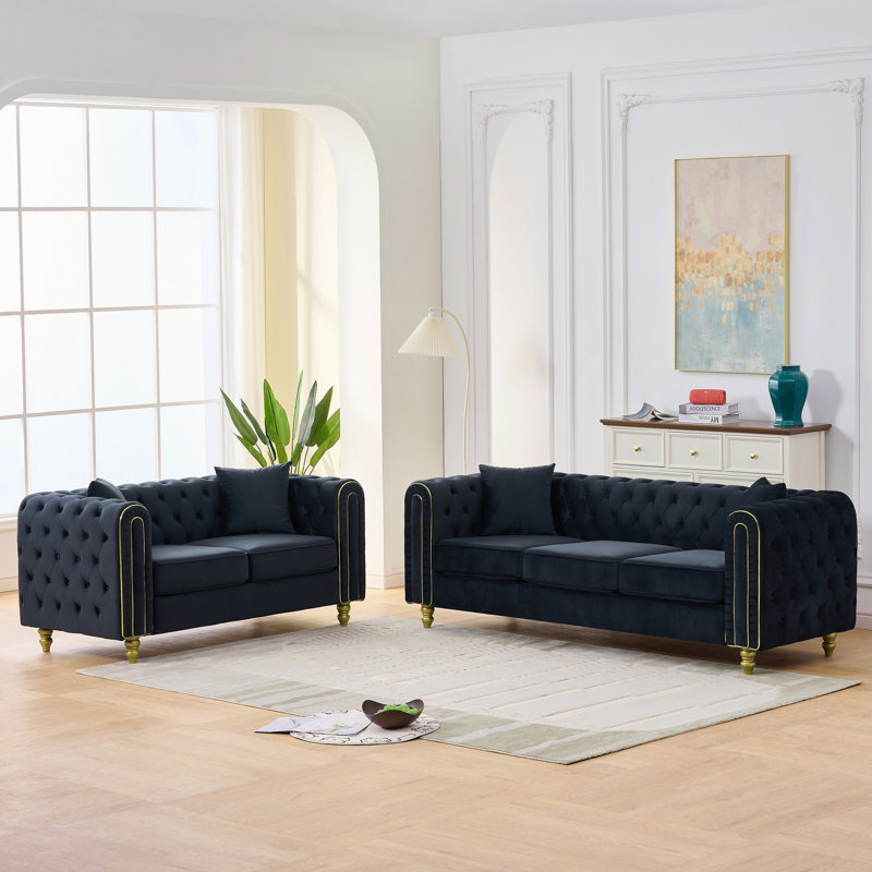 Canapé moderne 3 + 2 places en velours avec capitonnage à boutons, accoudoirs roulés, pieds dorés et structure en bois franc robuste pour le confort et l'élégance durable.