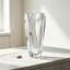 Vase Cassia en cristal sans plomb, au design optique contemporain à spirale diagonale, élégant objet de décoration pour fleurs fraîches ou à exposer seul.