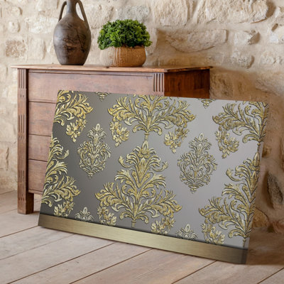 La toile crée un design de papier peint élégant avec un motif damassé complexe en or chatoyant contre un taupe doux