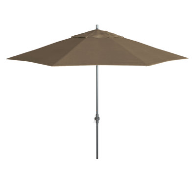 Parasol de patio gris 11 pieds avec manivelle en aluminium nervuré Sunbrella taupe