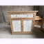 Armoire rustique vintage avec panneaux floraux sculptés et bois vieilli