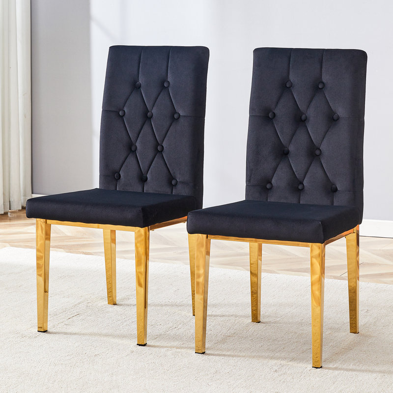 Chaises de salle à manger 2 pièces. Les pieds en métal doré complètent le velours noir, mettant en valeur un mélange parfait d'éléments modernes et classiques. Convient à diverses occasions.