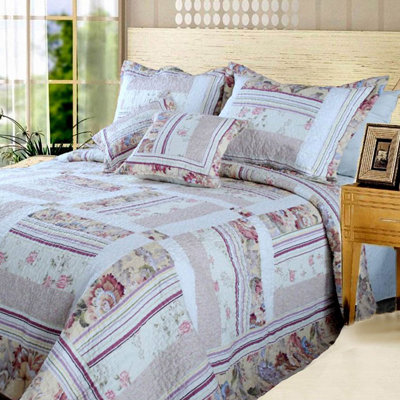 Farmhouse / Country Floral Quilt