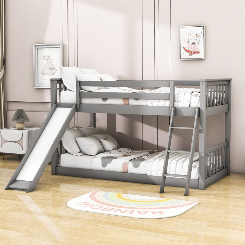 Lit superposé simple au-dessus d'un lit simple en bois avec glissière convertible et échelle, gris