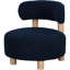 Fauteuil d'appoint bleu contemporain avec dossier texturé, patins en plastique et profil bas. Coussin en mousse bouclée et patins de sol pour la décoration intérieure.