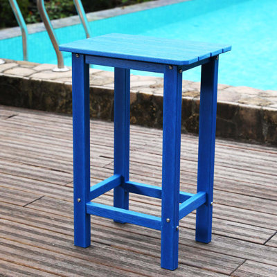Chaise de salle à manger extérieure en PEHD résistante, bleu marine, idéale pour le jardin et la piscine.