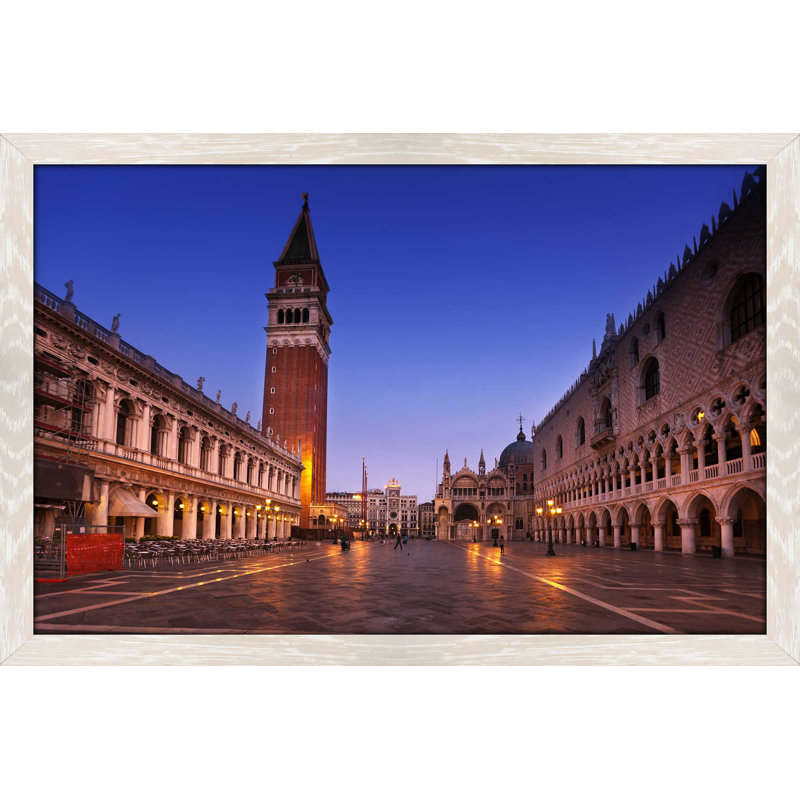 «European Square», reproduction de photo encadrée, H 21,5 po x l 27,5 po x P 0,75 po, Cadre crème délavé