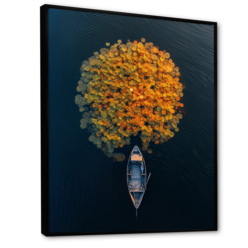 Arial View petit bateau sur le lac calme sur toile, H 32 po x l 24 po, Cadre flottant noir
