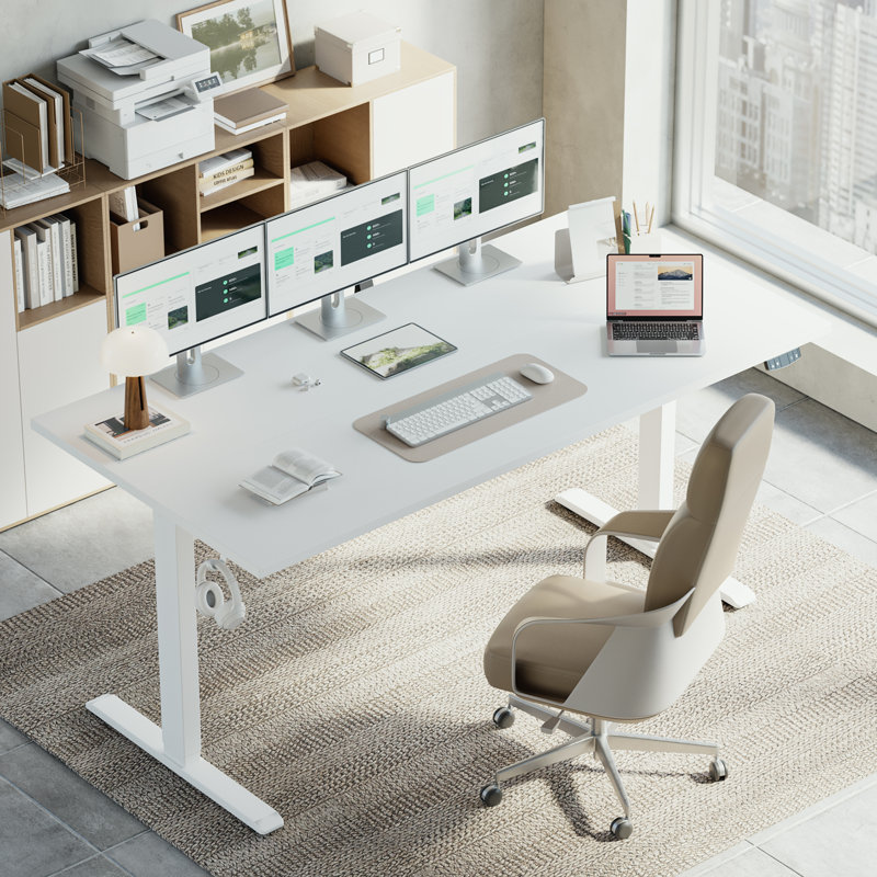 Bureau debout électrique réglable en hauteur de 63 pouces avec préréglage de la mémoire, bureau à domicile ergonomique assis-debout, bureau d'ordinateur avec crochets, blanc