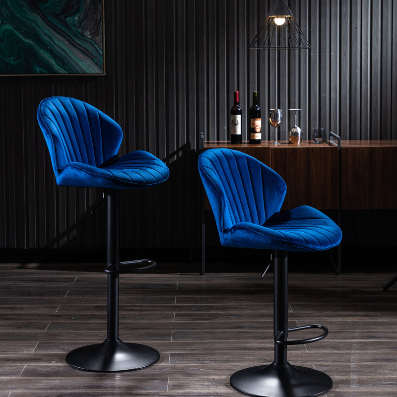 2 comptoirs bleus avec dossier et repose-pieds réglables pour les chaises de bar de cuisine en bleu, éclectique