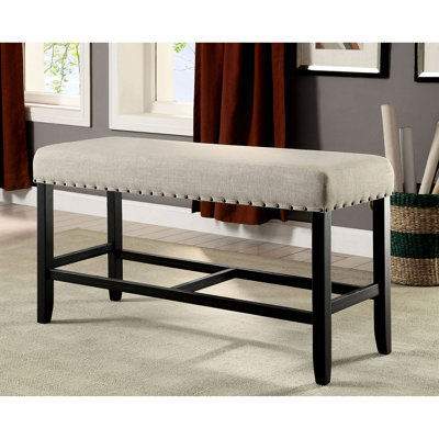 Banc en bois massif à hauteur de comptoir de style rustique avec tissu beige et cadre transitionnel clouté
