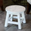 Marchepied en bois blanc antique avec papillons. Fabrication en bois d'hévéa pour sièges. Tabouret 10 "H Butterflies en blanc. Bois d'hévéa. Repose-pieds, mini tables, tabourets.-634176893