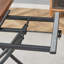Ensemble de table et de chaises. Plateforme de levage moderne et multifonctionnelle, plateau en panneau de fibres à densité moyenne avec adhésif en bois, pieds en métal. Jumelé à 4 chaises en tissu brun