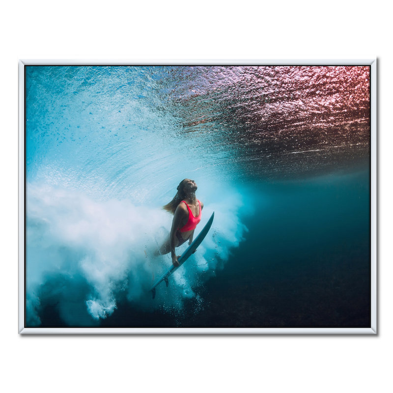 «Surfer Woman Catching Underwater Wave», reproduction de photo sur toile, Toile blanche encadrée, H 30 po x l 40 po x 1,5 po